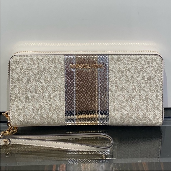 Michael Kors Jet Set
Travel Large Signature
Logo and Metallic Continental Wallet - Picture 3 of 13